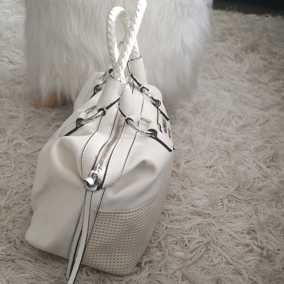 Guess handbag. - Picture 3 of 7